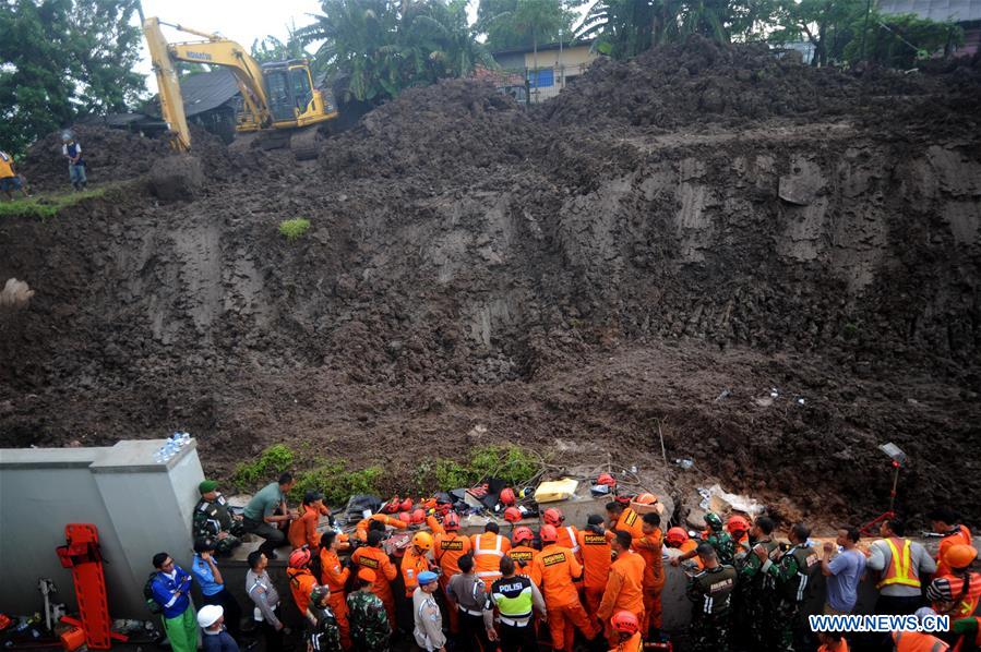 INDONESIA-TANGERANG-WALL COLLAPSE-EVACUATION