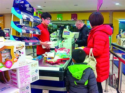 樂購員工稱內(nèi)部盜竊罰款達(dá)百倍 負(fù)責(zé)人稱記不清