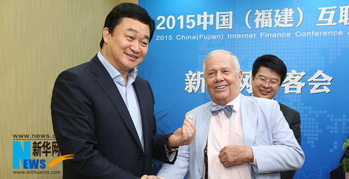 羅杰斯參加思客會，與新華網(wǎng)董事長、總裁田舒斌親切交談。