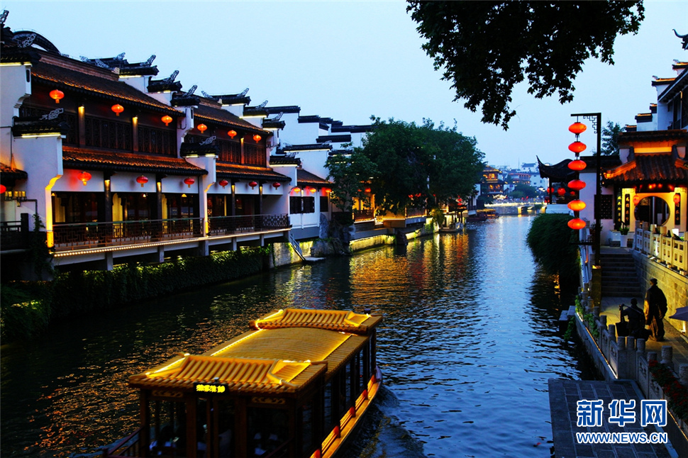 夜色秦淮河，璀璨醉人心