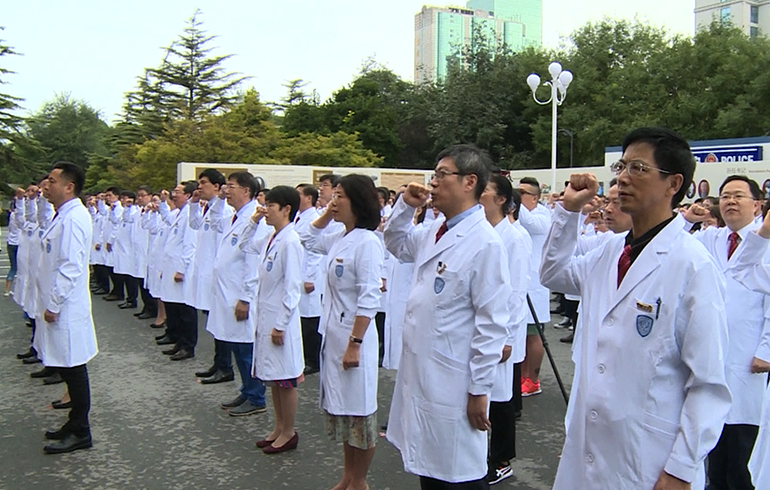 致敬偉大改革｜對(duì)話40年，講述身邊的健康故事（第二十集）&mdash;&mdash;設(shè)立醫(yī)師節(jié)，醫(yī)務(wù)人員有了自己的節(jié)日