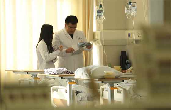 致敬偉大改革｜對(duì)話40年，講述身邊的健康故事（第五集）&mdash;&mdash;小醫(yī)院不再門(mén)可羅雀，大醫(yī)院不再&ldquo;戰(zhàn)時(shí)狀態(tài)&rdquo;