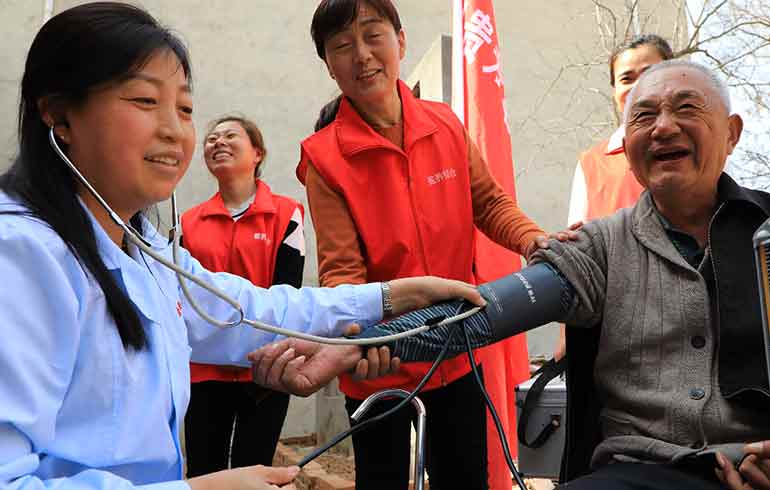 致敬偉大改革｜對話40年，講述身邊的健康故事39&mdash;免疫規(guī)劃40年，撐起健康保護傘