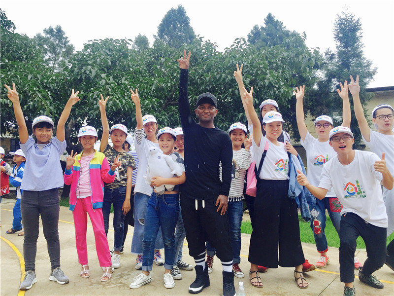 e創(chuàng)公益大使與志愿者、小朋友一起鄉(xiāng)村運(yùn)動(dòng)會(huì)