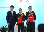 劉正榮為獲獎(jiǎng)?wù)咭踪t孝、張海威頒獎(jiǎng)