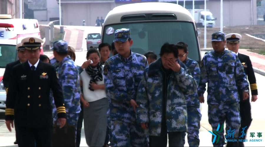 &uarr;資料圖片：張超的父親（右四）揮淚送別張超。