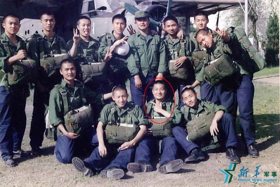 資料圖片：跳傘前合影留念。