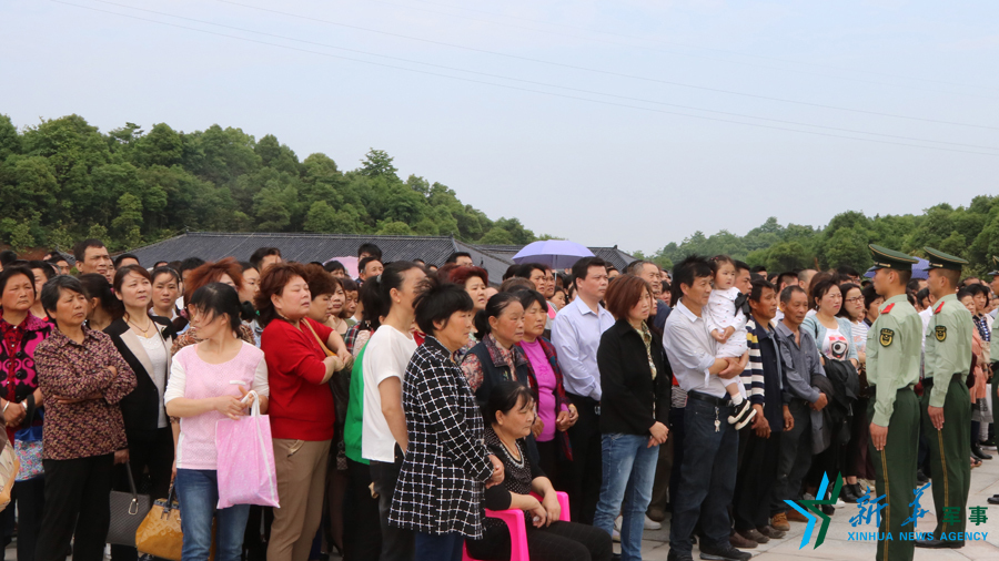 &uarr;張超烈士骨灰安葬儀式現(xiàn)場(chǎng)，岳陽(yáng)的父老鄉(xiāng)親紛紛來(lái)給張超送別。