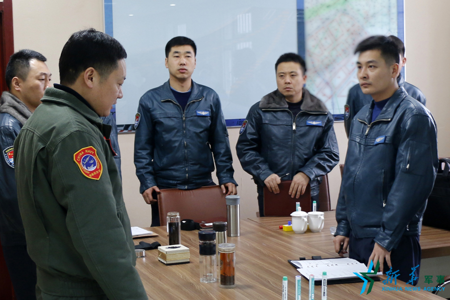 資料圖片：張超參加飛行后講評(píng)。