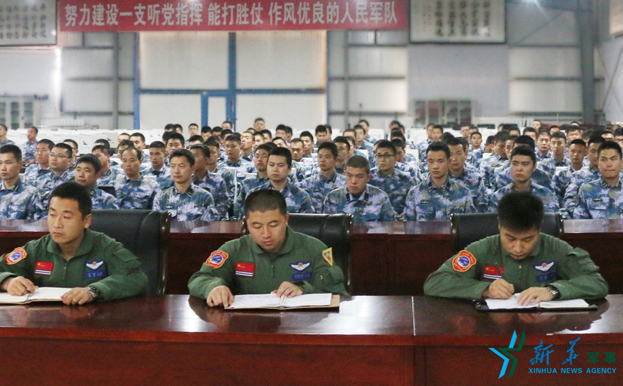 資料圖片：張超（右一）參加部隊(duì)思想政治教育。