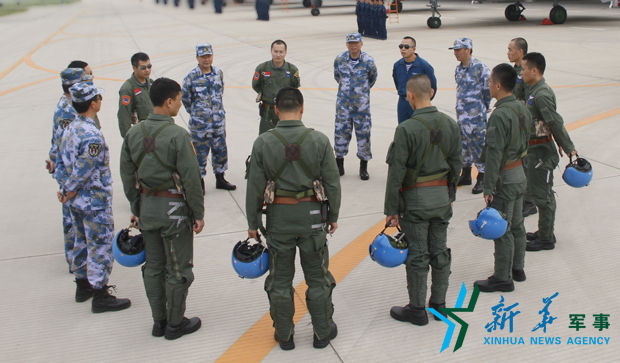 飛行后，黨委班子現(xiàn)場講評(píng)飛行情況。