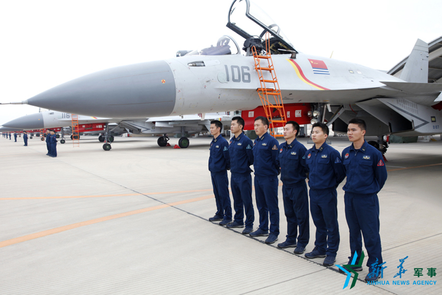 &uarr;機(jī)務(wù)官兵為戰(zhàn)鷹保駕護(hù)航。