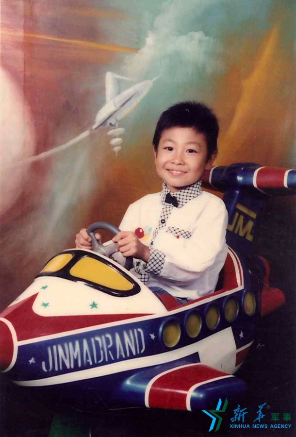 &uarr;資料圖片：長大后當一名優(yōu)秀的飛行員是張超兒時種下的夢想。