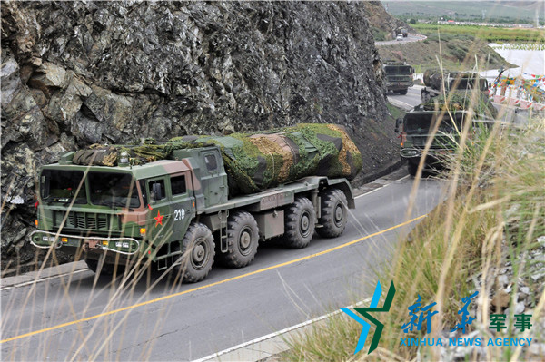 &uarr;向疏散隱蔽地域?qū)嵤└咚贆C(jī)動。（宋來蕤攝）