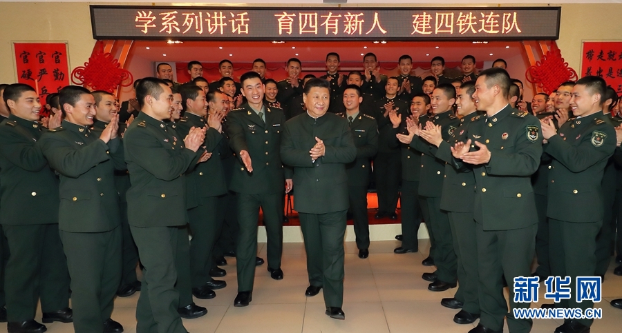 1月23日，習(xí)近平專程來到陸軍第65集團(tuán)軍，深入基層連隊，看望慰問官兵，代表黨中央和中央軍委，向全軍指戰(zhàn)員、武警部隊官兵、民兵預(yù)備役人員致以誠摯問候和新春祝福。這是習(xí)近平在該集團(tuán)軍&ldquo;大功三連&rdquo;同官兵在一起。新華社記者李剛攝