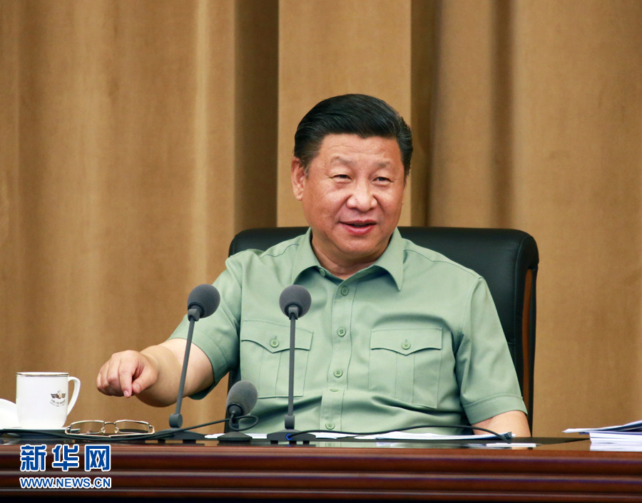 5月24日，中共中央總書記、國家主席、中央軍委主席習(xí)近平視察海軍機(jī)關(guān)，親切接見海軍第十二次黨代會全體代表和海軍機(jī)關(guān)正師職以上領(lǐng)導(dǎo)干部。這是習(xí)近平聽取海軍工作匯報后發(fā)表重要講話。 新華社記者 查春明 攝 