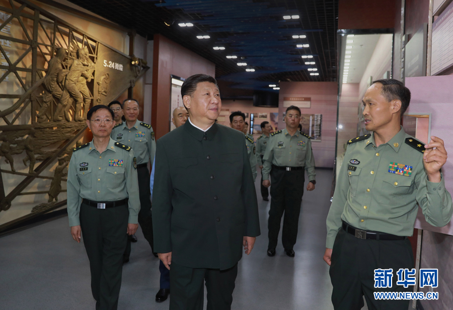 6月22日，正在山西省考察工作的中共中央總書記、國(guó)家主席、中央軍委主席習(xí)近平來(lái)到駐晉部隊(duì)某基地視察調(diào)研，代表黨中央和中央軍委，向基地組建50周年致以熱烈的祝賀，向老一輩創(chuàng)業(yè)者、廣大基地官兵致以崇高的敬意和誠(chéng)摯的問(wèn)候。這是習(xí)近平視察基地軍史館。新華社記者 李剛 攝