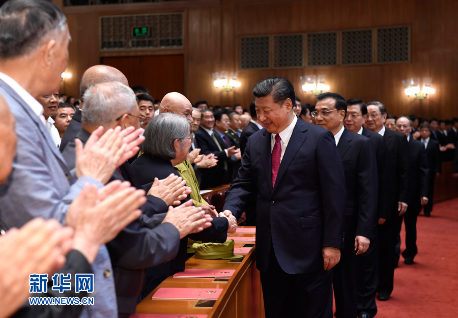 7月28日，慶祝中國(guó)人民解放軍建軍90周年文藝晚會(huì)《在黨的旗幟下》在北京人民大會(huì)堂舉行。中共中央總書記、國(guó)家主席、中央軍委主席習(xí)近平和李克強(qiáng)、張德江、俞正聲、劉云山、王岐山、張高麗等黨和國(guó)家領(lǐng)導(dǎo)人，與首都3000多名各界群眾一起觀看演出。演出開(kāi)始前，習(xí)近平等與老戰(zhàn)士、老同志代表和&ldquo;八一勛章&rdquo;獲得者親切握手。新華社記者 李學(xué)仁 攝