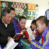 喬安山給小學(xué)生講雷鋒的故事。