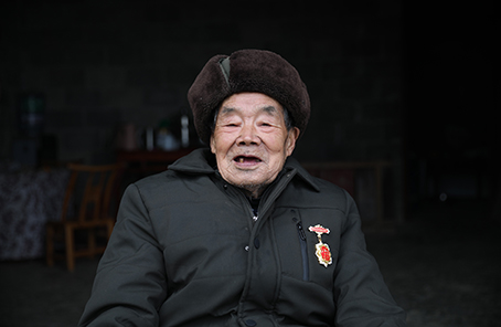 “死守陣地，決不能后退一寸”——記抗美援朝老兵黃忠茂