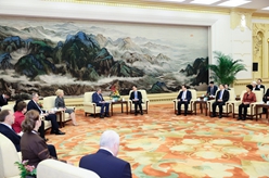 韓正會(huì)見(jiàn)中俄友好、和平與發(fā)展委員會(huì)第十四次全體會(huì)議與會(huì)代表