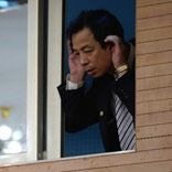 記者會(huì)現(xiàn)場(chǎng)調(diào)音師&ldquo;俯耳聽(tīng)音&rdquo;