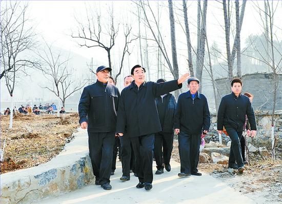 11月27日，省委書(shū)記、省人大常委會(huì)主任張慶黎到加強(qiáng)基層建設(shè)年活動(dòng)聯(lián)系點(diǎn)淶水縣悟空寺村看望慰問(wèn)村民，向當(dāng)?shù)馗刹咳罕娦v黨的十八大精神。這是張慶黎在悟空寺村詳細(xì)了解村容村貌的建設(shè)情況。郭昭 攝