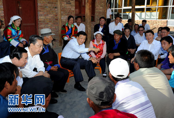 這是7月17日，劉云山在海東市互助土族自治縣東山鄉(xiāng)白牙合村同基層干部群眾座談。新華社記者 饒愛(ài)民 攝 
