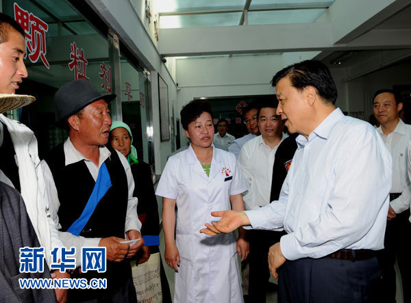 這是7月17日，劉云山在海東市互助土族自治縣中醫(yī)院調(diào)研。新華社記者 饒愛(ài)民 攝