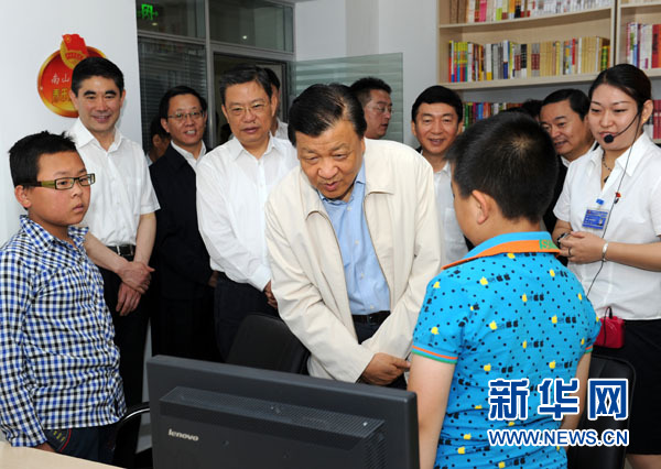 7月17日至19日，中共中央政治局常委、中央書記處書記劉云山在青海調(diào)研。這是7月18日，劉云山在西寧市南山西社區(qū)調(diào)研。 新華社記者饒愛(ài)民 攝