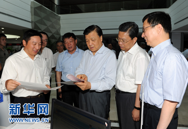  7月22日至23日，中共中央政治局常委、中央書記處書記劉云山在上海調(diào)研。這是7月22日，劉云山在中國(guó)（上海）自貿(mào)試驗(yàn)區(qū)外高橋綜合服務(wù)大廳調(diào)研。新華社記者 饒愛民 攝 