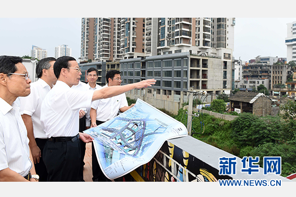 9月16日至18日，中共中央政治局常委、國務(wù)院副總理張高麗在廣西調(diào)研。這是9月16日，張高麗實(shí)地考察南寧水街棚戶區(qū)改造項(xiàng)目現(xiàn)場。 新華社記者張鐸攝 
