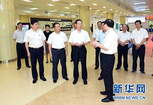 9月16日至18日，中共中央政治局常委、國務(wù)院副總理張高麗在廣西調(diào)研。這是9月17日，張高麗在南寧市公共資源交易中心對(duì)外服務(wù)大廳了解自治區(qū)簡政放權(quán)有關(guān)工作。 新華社記者張鐸攝