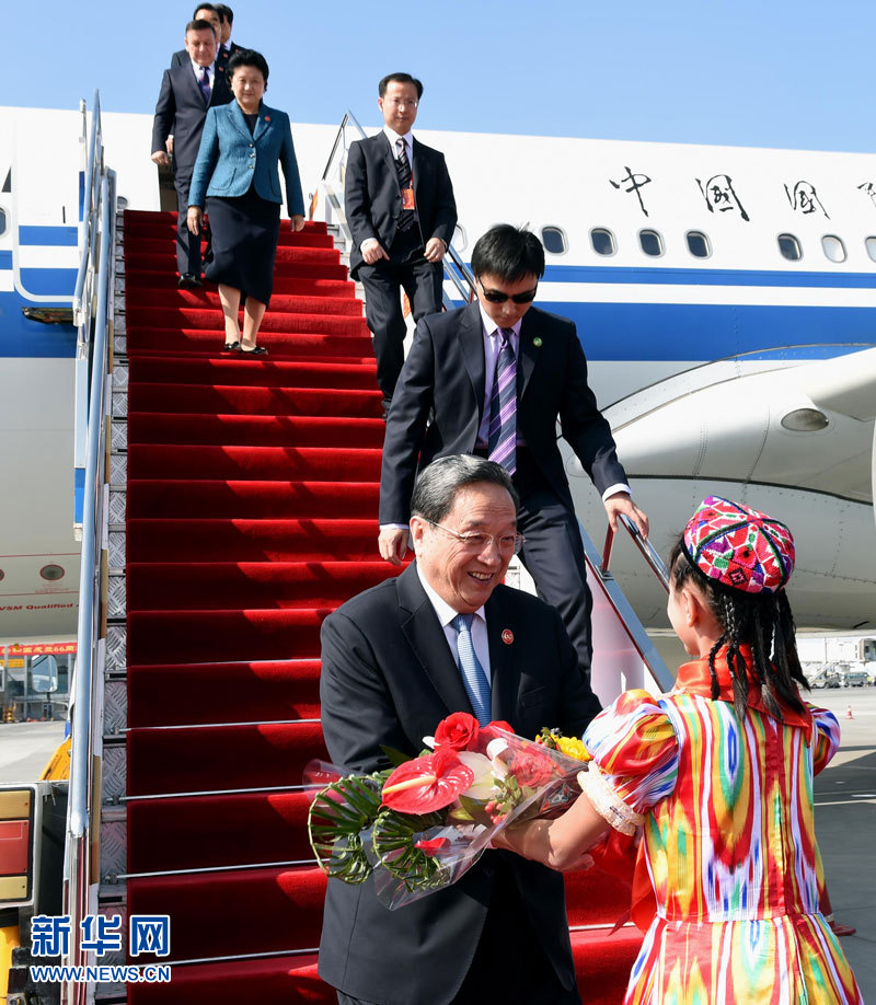 9月25日，以中共中央政治局常委、全國(guó)政協(xié)主席俞正聲為團(tuán)長(zhǎng)的中央代表團(tuán)飛抵烏魯木齊，出席新疆維吾爾自治區(qū)成立60周年慶?；顒?dòng)。新華社記者 饒愛(ài)民 攝