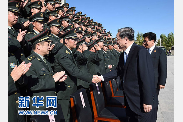 這是俞正聲等赴南疆軍區(qū)慰問，會見官兵代表。新華社記者 饒愛民 攝