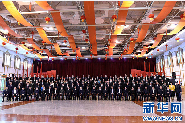 這是俞正聲同喀什地區(qū)有關(guān)負責同志、各界人士代表、援疆干部代表合影留念。新華社記者 饒愛民 攝