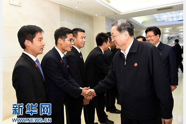 這是俞正聲會見在喀什地區(qū)鄉(xiāng)鎮(zhèn)工作的內(nèi)地高校畢業(yè)生代表。新華社記者 饒愛民 攝