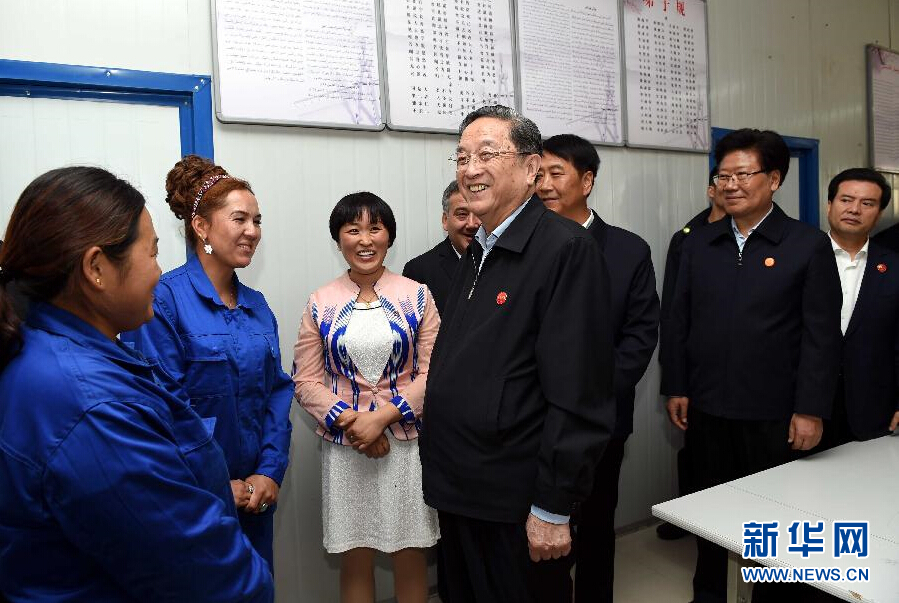 9月27日，中共中央政治局常委、全國(guó)政協(xié)主席、中央代表團(tuán)團(tuán)長(zhǎng)俞正聲率中央代表團(tuán)部分成員來(lái)到新疆英吉沙縣喀什中興手套有限公司考察。新華社記者 饒愛(ài)民 攝 