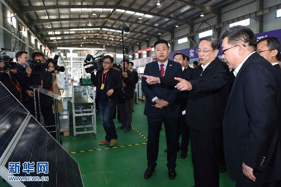 9月28日，中共中央政治局常委、全國政協(xié)主席、中央代表團團長俞正聲率中央代表團部分成員赴祖國最西端的新疆克孜勒蘇柯爾克孜自治州看望慰問各族干部群眾。這是俞正聲來到阿圖什市昆山產(chǎn)業(yè)園新疆中興能源公司視察工作。新華社記者 饒愛民 攝