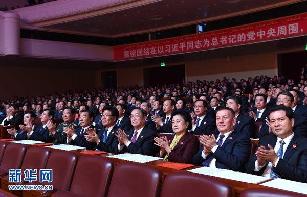     9月30日，慶祝新疆維吾爾自治區(qū)成立60周年文藝晚會(huì)《新疆禮贊》在新疆人民會(huì)堂精彩呈現(xiàn)。中共中央政治局常委、全國(guó)政協(xié)主席、中央代表團(tuán)團(tuán)長(zhǎng)俞正聲，與2000余名各族群眾代表一起觀看演出。新華社記者 饒愛民 攝