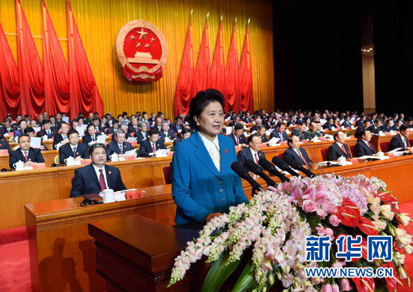 10月1日，慶祝中華人民共和國成立66周年暨新疆維吾爾自治區(qū)成立60周年大會(huì)在新疆人民會(huì)堂隆重舉行。這是中共中央政治局委員、國務(wù)院副總理、中央代表團(tuán)副團(tuán)長劉延?xùn)|宣讀中共中央、全國人大常委會(huì)、國務(wù)院、全國政協(xié)、中央軍委關(guān)于慶祝新疆維吾爾自治區(qū)成立60周年的賀電。新華社記者 饒愛民 攝 