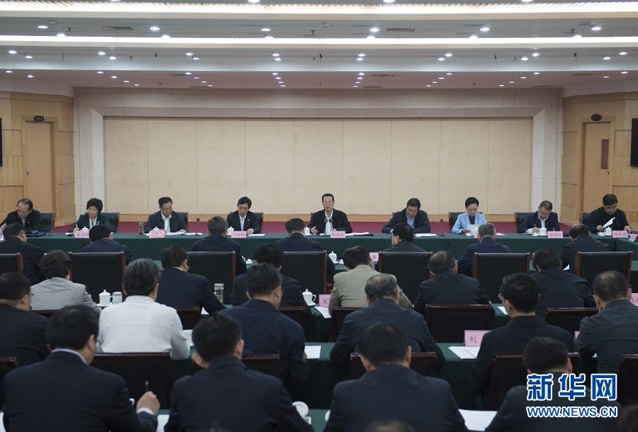 10月22日至23日，中共中央政治局常委、國(guó)務(wù)院副總理張高麗在山東調(diào)研扶貧工作情況。這是10月23日，張高麗在菏澤市主持召開(kāi)扶貧工作座談會(huì)。 新華社記者 王曄 攝