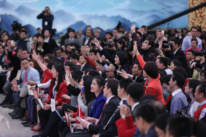 3月15日，國(guó)務(wù)院總理李克強(qiáng)在北京人民大會(huì)堂與中外記者見(jiàn)面，并回答記者提問(wèn)。這是記者舉手爭(zhēng)取提問(wèn)機(jī)會(huì)。 新華社記者 才揚(yáng) 攝