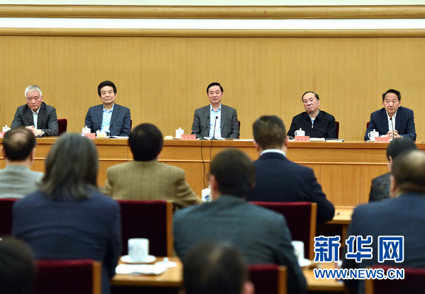 4月8日，中共中央政治局委員、中央書記處書記、中宣部部長(zhǎng)劉奇葆在北京同講好中國(guó)故事專家學(xué)者、文化交流使者研討班學(xué)員座談。 新華社記者李濤 攝