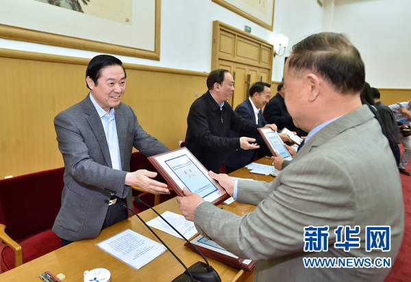 4月8日，中共中央政治局委員、中央書記處書記、中宣部部長(zhǎng)劉奇葆在北京同講好中國(guó)故事專家學(xué)者、文化交流使者研討班學(xué)員座談。這是劉奇葆在座談會(huì)上向獲得講好中國(guó)故事文化交流使者稱號(hào)的代表頒發(fā)證書。新華社記者 李濤 攝