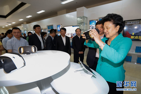 5月8日，中共中央政治局委員、國(guó)務(wù)院副總理劉延?xùn)|在天津出席2016年職業(yè)教育活動(dòng)周啟動(dòng)儀式暨全國(guó)職業(yè)院校技能大賽開(kāi)幕式。這是劉延?xùn)|（右一）在天津廣播電視大學(xué)體驗(yàn)區(qū)，通過(guò)全景VR設(shè)備體驗(yàn)汽車(chē)修理培訓(xùn)課程。新華社記者 沈伯韓攝