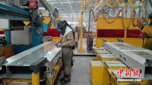 焊接工人正在工作。中新網(wǎng) 邱宇 攝