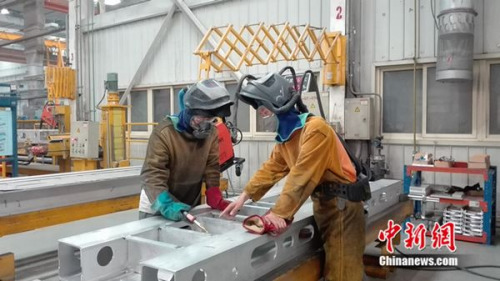 張合禮指導(dǎo)徒弟工作。中新網(wǎng) 邱宇 攝