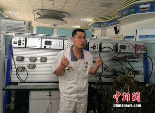 周勇在工作室介紹設(shè)備。中新網(wǎng) 邱宇攝