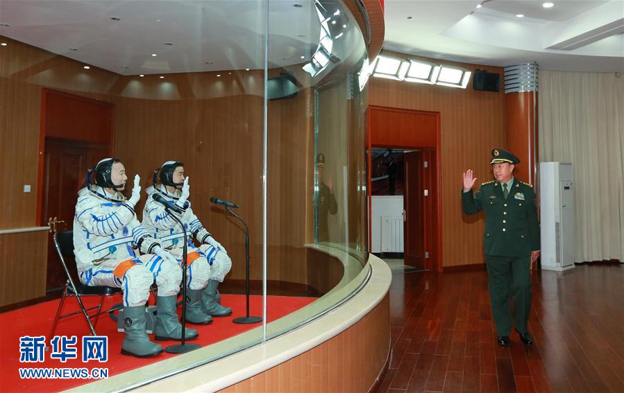 （時(shí)政）范長(zhǎng)龍看望神舟十一號(hào)航天員景海鵬、陳冬